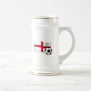 イギリスのサッカーの旗および球 ビールジョッキ