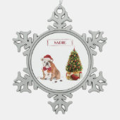 イギリスのブルドッグおもしろいクリスマスドッグと木 スノーフレークピューターオーナメント (正面)