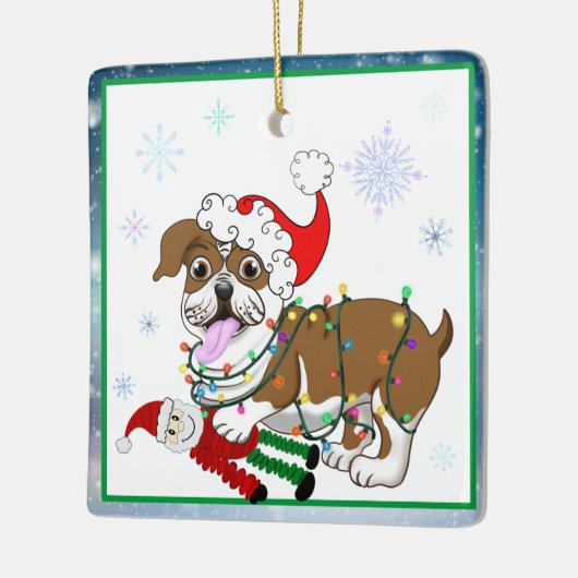 イギリスのブルドッグでクリスマスライトとサンタトイ セラミックオーナメント (左)