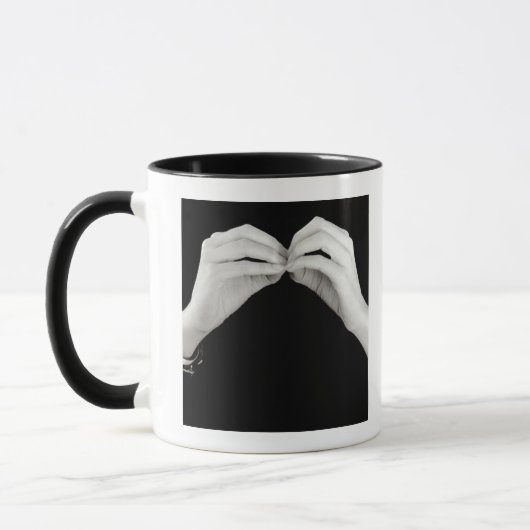 イギリスの手話の署名の手紙bに人を配置して下さい、 マグカップ (左)