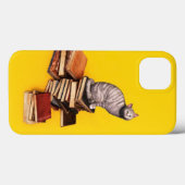 イギリスの猫が積まれた本の上に乗っている Case-Mate iPhone カバー (裏面 (横))