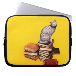 イギリスの猫が積まれた本の上に Laptop Sleeve ラップトップスリーブ