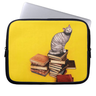 イギリスの猫が積まれた本の上に Laptop Sleeve ラップトップスリーブ