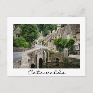 イギリスの白いカードであるCastle Combeの縁ど橋 ポストカード