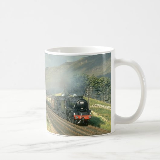イギリスの鉄道の最後に蒸気強く引かれた列車の方の コーヒーマグカップ (右)