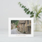 イギリスのCastle Combeにあるハチミツ色のコテージ ポストカード (スタンド正面)