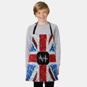 イギリス国旗の赤い青の白いスパークルグリッターモノグラム エプロン (着用した状態)