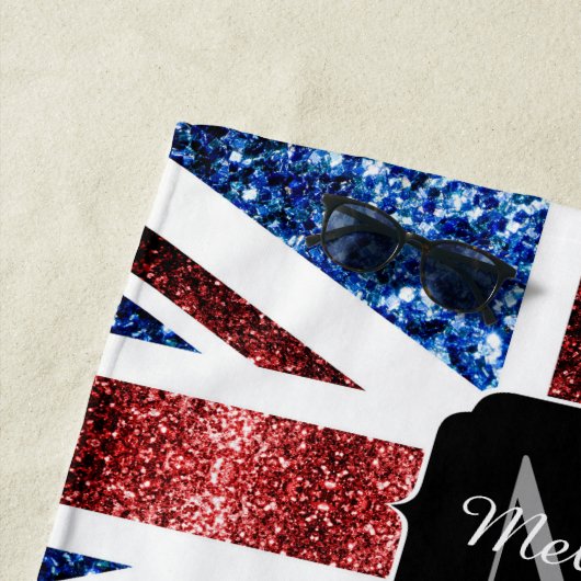 イギリス国旗の赤と青のきらめきグリッターモノグラム ビーチタオル (インサイチュ)