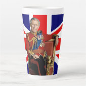 イギリス国旗を持つチャールズ3世 カフェラテマグ (正面)