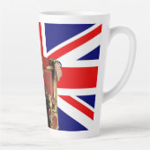 イギリス国旗を持つチャールズ3世 カフェラテマグ (右)