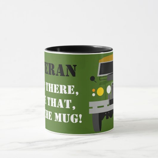 イギリス陸軍の退役軍人のランドローバーのマグを個人化して下さい マグカップ (中央)