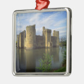 イギリス、サセックス、ボディアム·キャッスル メタルオーナメント (左)
