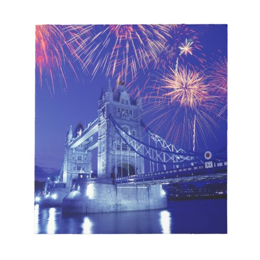 イギリス、ロンドン。タワー上空の花火 ノートパッド (正面)