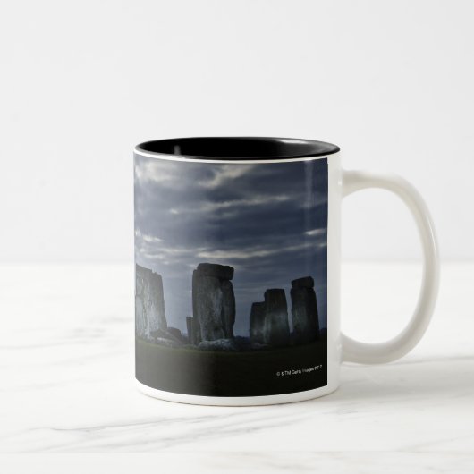 イギリス、Stonehenge、夜明けに景色の眺め ツートーンマグカップ (右)