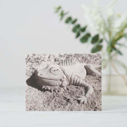 イグアナの砂の彫刻の郵便はがき ポストカード (スタンド正面)