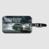 イザヤ書12:2節と共に燃え尽きるグリーンマッスルカー ラゲッジタグ (正面横)
