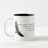イザヤ40:31黒白のワシの舞 ツートーンマグカップ (左)