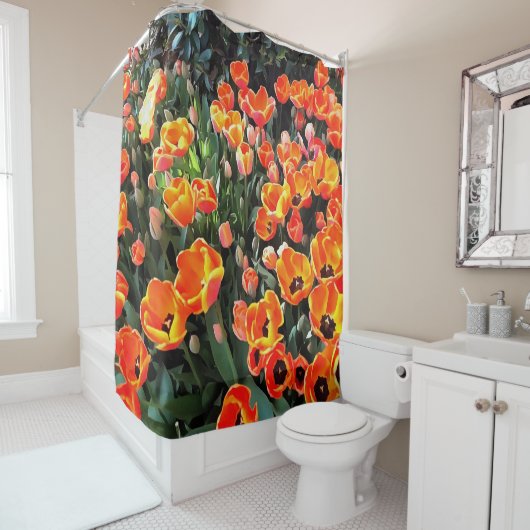 イスタンブールの赤いチューリップ シャワーカーテン (インサイチュ)