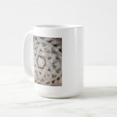 イスラエルの古いダビデの星の彫刻 コーヒーマグカップ (正面左)