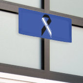 イスラエル国旗の黒いリボンのメモリアルブルー 横断幕 (ビルの外側)