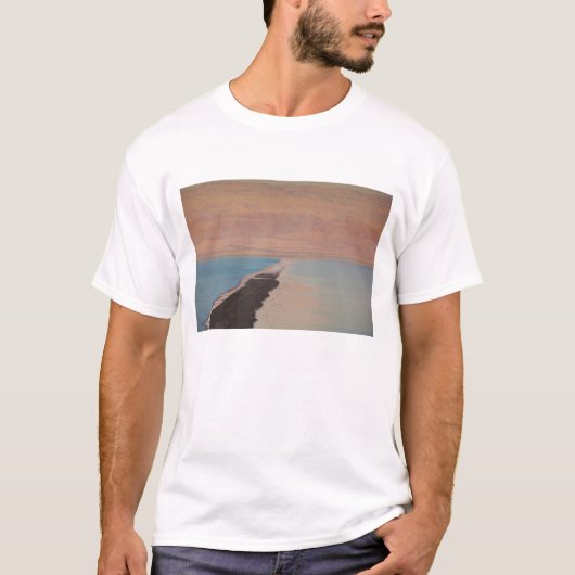 イスラエル、死海、エイン・ボケク、死海、たそがれ Tシャツ (正面)