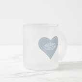 イスラム教の青いハートのステッチのbismillahの書道 フロストグラスマグカップ (正面右)