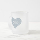 イスラム教の青いハートのステッチのbismillahの書道 フロストグラスマグカップ (正面左)