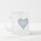 イスラム教の青いハートのステッチのbismillahの書道 フロストグラスマグカップ (左)