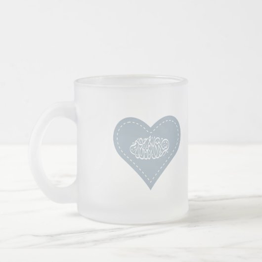 イスラム教の青いハートのステッチのbismillahの書道 フロストグラスマグカップ (左)