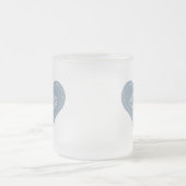 イスラム教の青いハートのステッチのbismillahの書道 フロストグラスマグカップ (中央)