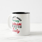 イタリアに行く必要があるセラピーは必要ない ツートーンマグカップ (正面左)