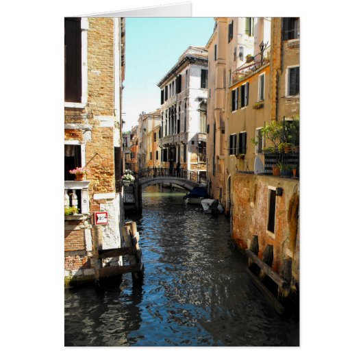 イタリアのイタリアのヴェネツィアの静かな運河 (正面)