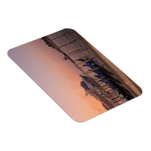 イタリアのグランドカナル近くのクルーズ船とゴンドラ マグネット (右側)