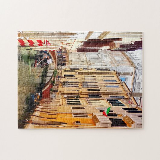 イタリアのゴンドラのあるヴェネツィアの家々の間の運河 ジグソーパズル (横)