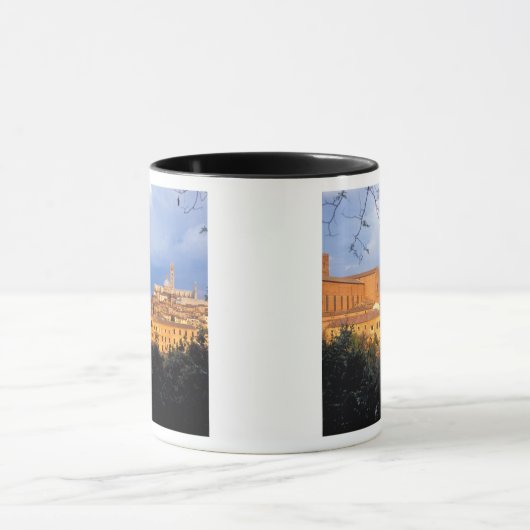 イタリアのシエナのトスカ村。 マグカップ (中央)