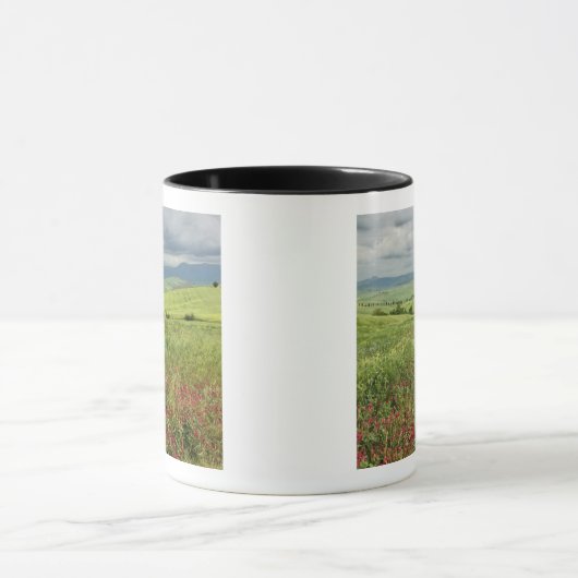 イタリアのトスカーナ地方の農耕地。 マグカップ (中央)