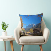 イタリアのドロマイトの村の秋 クッション (椅子)