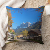 イタリアのドロマイトの村の秋 クッション (ブランケット)