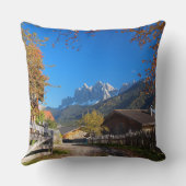 イタリアのドロマイトの村の秋 クッション (裏面)
