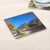 イタリアのドロマイトの村の秋 スクエアペーパーコースター (アングル)