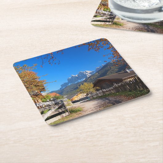 イタリアのドロマイトの村の秋 スクエアペーパーコースター (アングル)