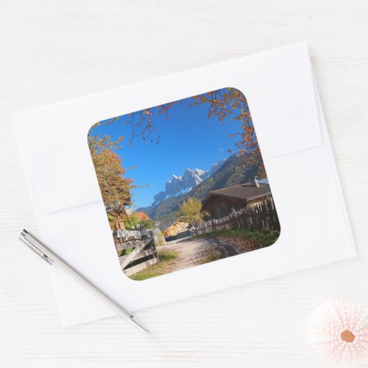 イタリアのドロミテスの村の秋 スクエアシール (封筒)