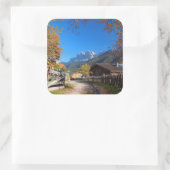 イタリアのドロミテスの村の秋 スクエアシール (バッグ)