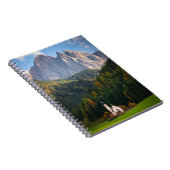 イタリアのドロミテス山脈の前にある教会 ノートブック (右側)