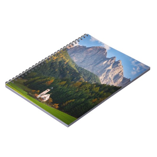 イタリアのドロミテス山脈の前にある教会 ノートブック (左側)