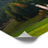 イタリアのドロミテス山脈の前にある教会 ポスター (角)