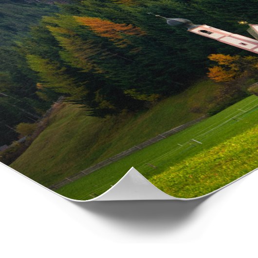 イタリアのドロミテス山脈の前にある教会 ポスター (角)