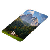 イタリアのドロミテス山脈の前にある教会 マグネット (左側)