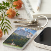 イタリアのドロミテス山脈前の教会 キーホルダー (正面右)