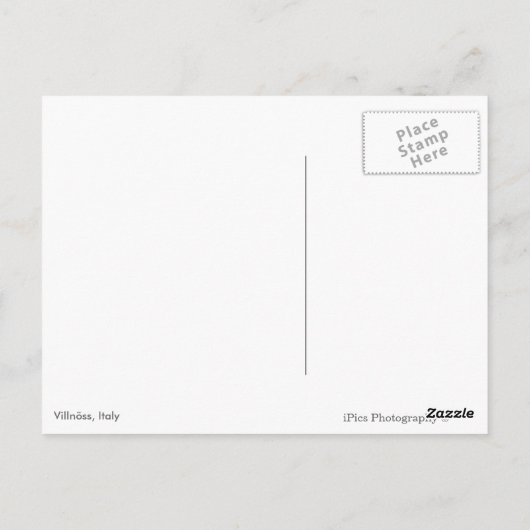 イタリアのドロミート山の前の教会 ポストカード (裏面)